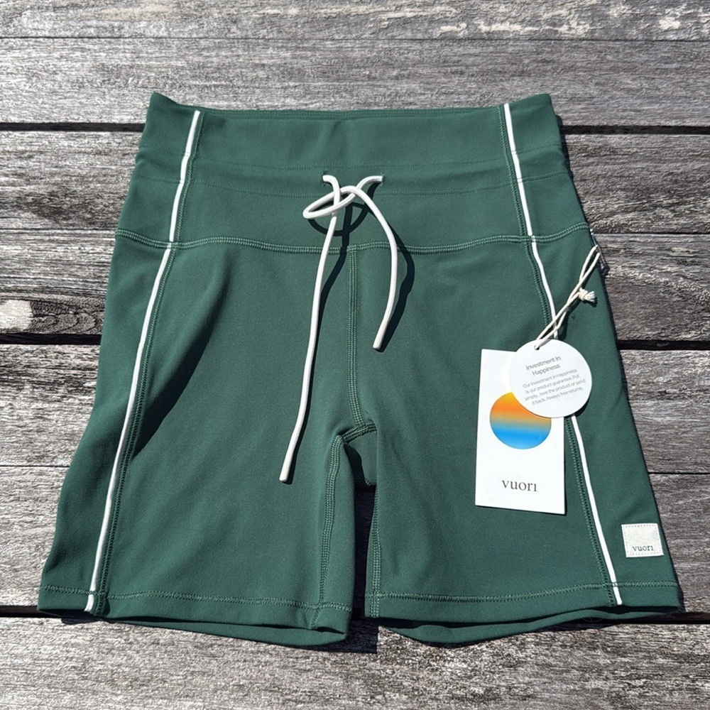 VUORI Daily Piped Short 5" Viridian green size XS NWT